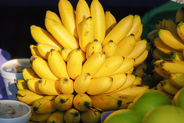 Racimo de bananas en mercado de la Ciudad de México. © Marotoson