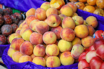 Duraznos apilados en tianguis de la Ciudad de México.