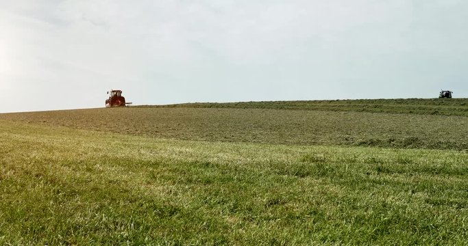 agriculteur retournant le foin dans les champs