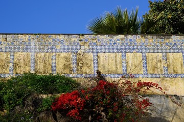 Alte Mauer mit Azulejos in Funchal