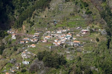 Fototapeta na wymiar Panoramablick auf ein Bergdorf auf Madeira