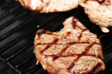 Steak auf dem Grill mit Rautenmuster