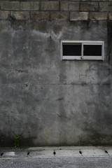 古い建物壁に小さい窓