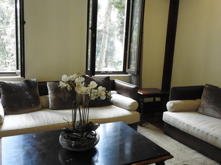 sala color crema, con flores.