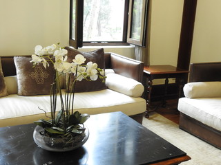 sala color crema, con flores.