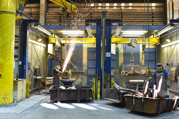 Arbeiter in einem Industrieunternehmen - Produktion von Gussteilen // Worker in an industrial enterprise - production of castings