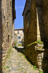 Ruelle pavée à Pradelles (43420), département de la Haute-Loire en région...