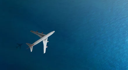 Fotobehang Vliegtuig Luchtfoto bovenaanzicht van vliegtuig vliegt over een zee, uitzicht van bovenaf
