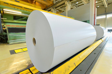 Herstellung von Papier in einer modernen Fabrik - Maschinen Industrieanlage // Production of paper...