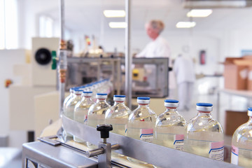 Glasflaschen mit Medizin in der Pharmaindustrie - Fliessband Herstellung von Serum // Glass bottles...
