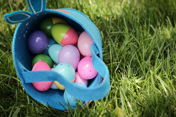 Fototapeta na wymiar easter eggs in basket on grass