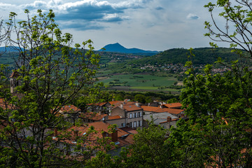 Fototapeta na wymiar Puy de dome in the distance above rooftops