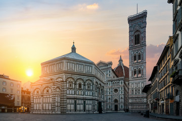Fototapeta na wymiar Dawn and Basilica in Florence
