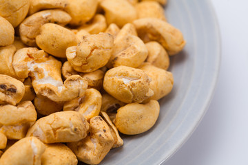 Fototapeta premium Roasted corn snack in a plate isolated