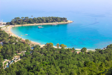 Naklejka premium Bay of Moonlight (Morze Śródziemne) w mieście Kemer w Turcji wiosną 2019 roku (widok z góry)