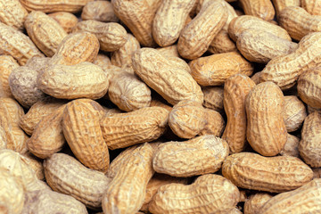 Erdnüsse auf einem Haufen. Proteinquelle aus Erdnüssen.  Erdnüsse mit schale. Vegetarische Ernährung - 270997432