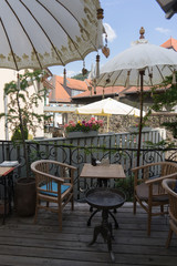 Café - Terrasse mit asiatischen Schirmen