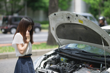 自動車・故障・女性