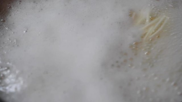 そうめんを茹でる