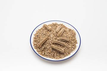Ears of wheat and wheat grains in a plate