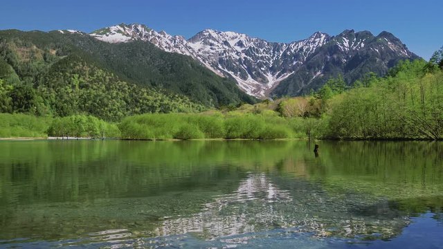 新緑の大正池と青空 長野県松本市上高地