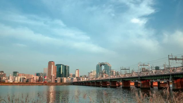 淀川を渡る阪急電車と大阪キタの街並み（タイムラプス）