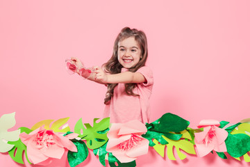 Obraz na płótnie Canvas Portrait of a little girl with sunglasses on a pink background