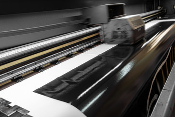 Large format digital printing machine and moving print head