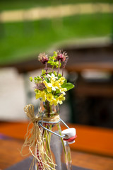 Tischdeko - rustikal - Blumen - Flasche 