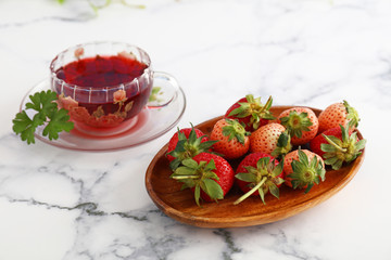 新鮮な苺と紅茶