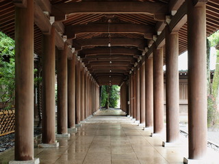 Fototapeta na wymiar 雨上がりの丸い柱列の参道