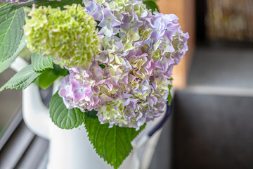 和風の浴室でアジサイの生け花