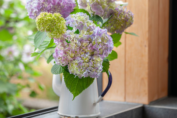 和風の浴室でアジサイの生け花