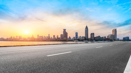 Obraz premium Shanghai bund city skyline and empty asphalt highway at sunset