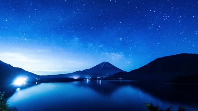 タイムラプス動画、世界遺産・冬の富士山、夜の本栖湖と星座と天の川、残雪と雲と富士五湖の風景と絶景