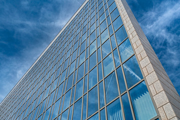 Fototapeta na wymiar Hochhaus abstrakt mit blauem Himmel