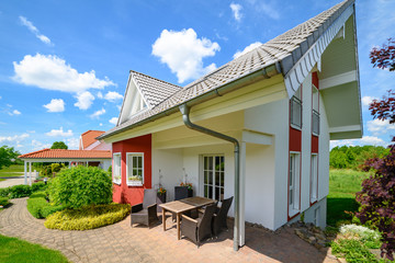 modernes Einfamilienhaus mit Garten