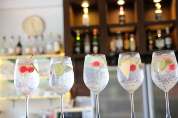 gin and tonic alcoholic drink