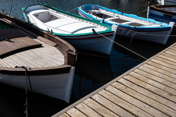 Barche di legno nel porto di Stintino in Sardegna