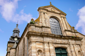 Fototapeta na wymiar Moncontour. Façade de l'église saint-Mathurin. Côtes-d'Armor. Bretagne 