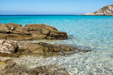 Veduta del bellissimo e limpido mare di fronte alla spiaggia di Rena Bianca, Santa Teresa di Gallura in Sardegna