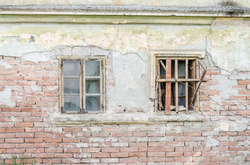 Obraz na płótnie Canvas The windows of abandoned dilapidated house