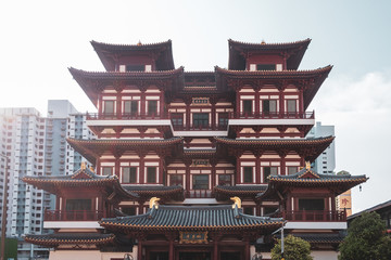 Fototapeta na wymiar SINGAPORE-October 14 2018: The Buddha Tooth Relic Temple 5-storied temple in Chinatown