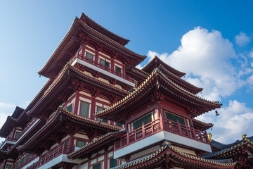 Naklejka premium SINGAPORE-October 14 2018: The Buddha Tooth Relic Temple 5-storied temple in Chinatown