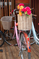 Fototapeta na wymiar Place decoration With a bouquet of flowers in a basket and bicycle