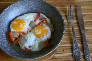  Fried eggs with side dish