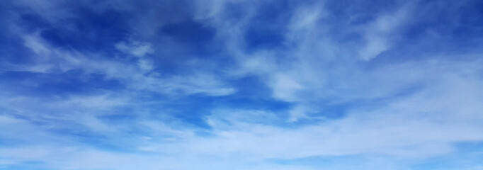 Obraz premium Panorama sky with cloud on a sunny day. Beautiful cirrus cloud.