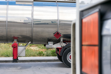 Camion cisterna de mercancias peligrosas