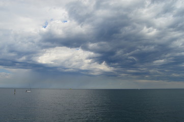 Cielo de tormenta sobre el mar