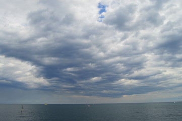 Cielo de tormenta sobre el mar